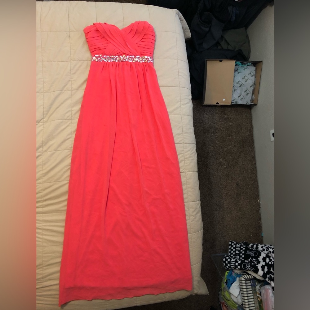 City triangles, size 3, strapless coral pink formal dress.